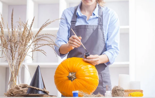 Woman Apron Painting Halloween Pumpkin Wooden Table Preparing Holiday Decorations — Stock Photo, Image