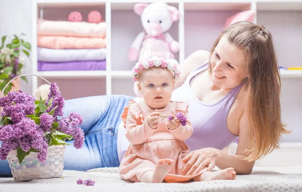 Mutter Mit Kleiner Tochter Mit Fliederstrauß Kinderzimmer — Stockfoto