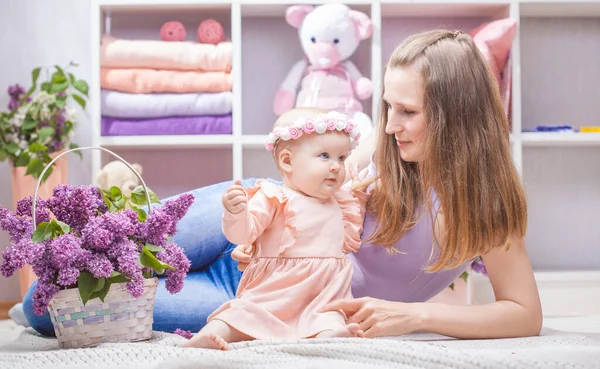 Madre Con Una Hija Pequeña Con Ramo Lilas Habitación Los — Foto de Stock