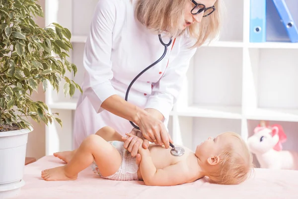 Vrouwelijke Dokter Onderzoekt Kleine Baby Met Stethoscoop Kliniek Gezondheidsconcept Voor — Stockfoto