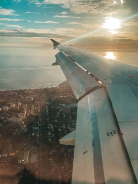 Şehrin üzerinde uçan bir uçağın kanadının detayları.