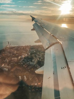 Şehrin üzerinde uçan bir uçağın kanadının detayları.