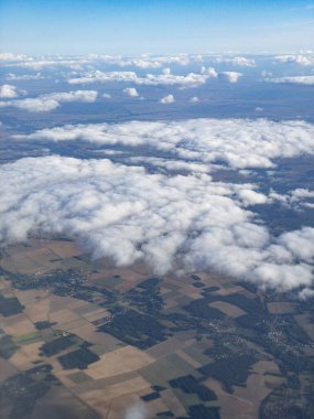 Bulutların üzerinden gün ışığıyla Avrupa manzarası
