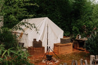 Bir kaşif çadırı ya da ormandaki bir arkeolog.