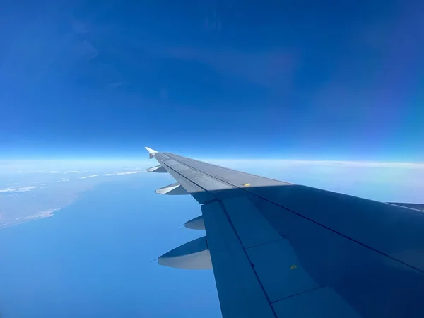 Detalle Del Ala Avión Volando Sobre Mar — Foto de Stock