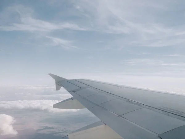 Detalle Del Ala Avión Volando Sobre Las Nubes — Foto de Stock