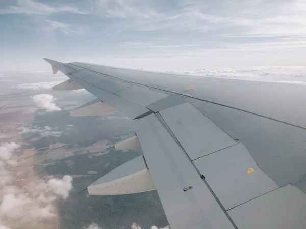 Detalle Del Ala Avión Volando Sobre Las Nubes — Foto de Stock
