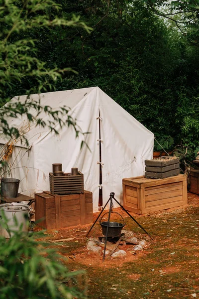 Bir kaşif çadırı ya da ormandaki bir arkeolog.