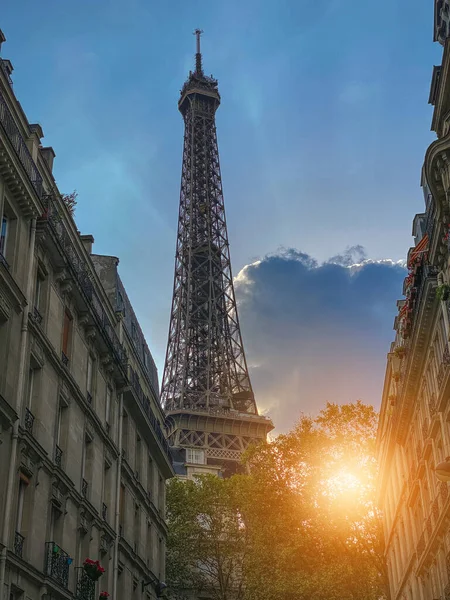 Párizs Utcái Eiffel Toronnyal Naplementekor — Stock Fotó