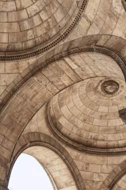 Paris 'teki Sacre Coeur bazilikasının taş kemerlerinin ayrıntıları.