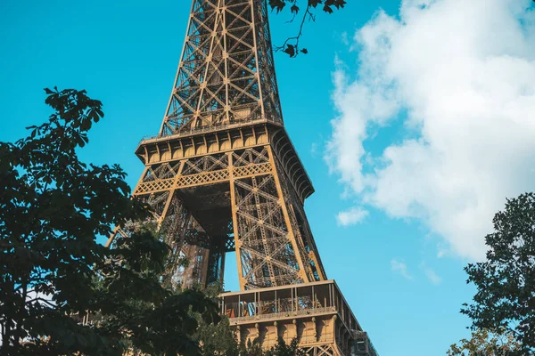 Torre Eiffel Con Alberi Contro Cielo Parigi Francia — Foto Stock