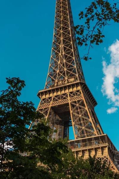 Eiffeltoren Met Bomen Tegen Hemel Parijs Frankrijk — Stockfoto