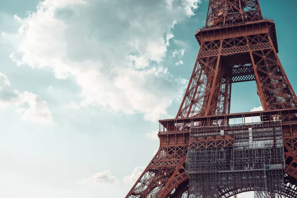 Dettaglio Della Torre Eiffel Con Impalcatura Contro Cielo — Foto Stock