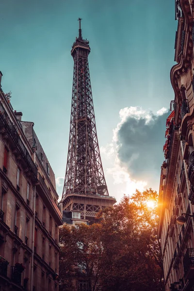Utcák Eiffel Toronnyal Párizsban Naplementekor — Stock Fotó
