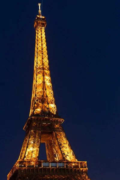 巴黎的埃菲尔铁塔在夜晚与天空相对照 — 图库照片