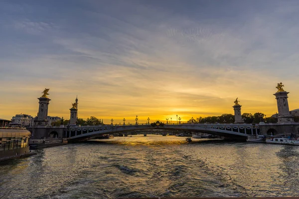 从塞纳河到巴黎的亚历山大三世桥 — 图库照片
