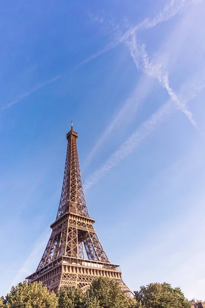 Torre Eiffel Crepuscolo Contro Cielo Con Alberi — Foto Stock