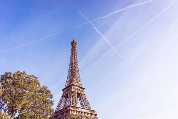 Eiffel Torony Alkonyatkor Égen Fákkal — Stock Fotó