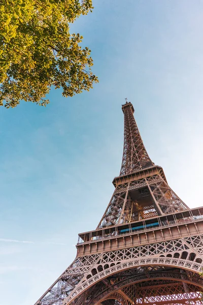 Torre Eiffel Dal Basso Con Alberi Contro Cielo — Foto Stock