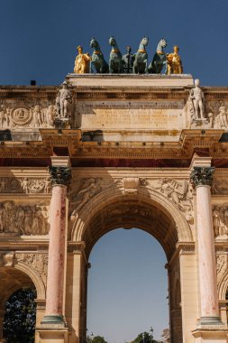 Paris 'teki Zafer Yayı' nın ayrıntıları, bir Nike tanrıça heykeliyle.