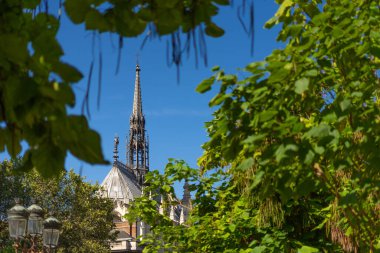 Paris 'teki Saint Chapelle Kilisesi' nin ön tarafında ağaçlar olan detayları.