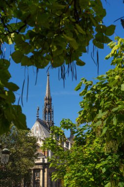 Paris 'teki Saint Chapelle Kilisesi' nin ön tarafında ağaçlar olan detayları.