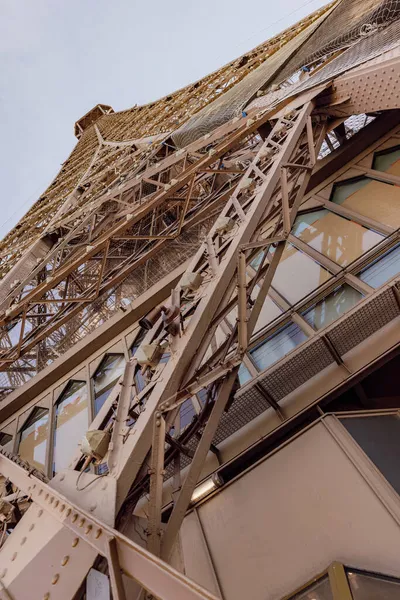 从法国巴黎二楼到埃菲尔铁塔的详情 — 图库照片