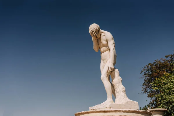 Mermer heykel gökyüzüne karşı bir facepalm hareketi yapıyor