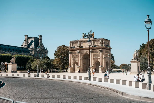法国巴黎的凯旋门 前面有一条路 — 图库照片