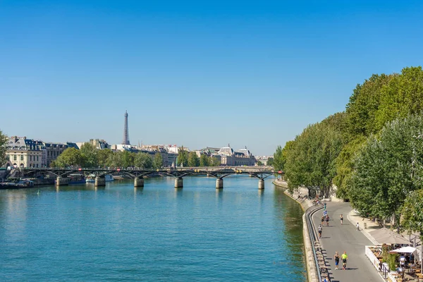 Arka Planda Eyfel Kulesi Olan Paris Teki Seine Nehrinin Üzerinden — Stok fotoğraf