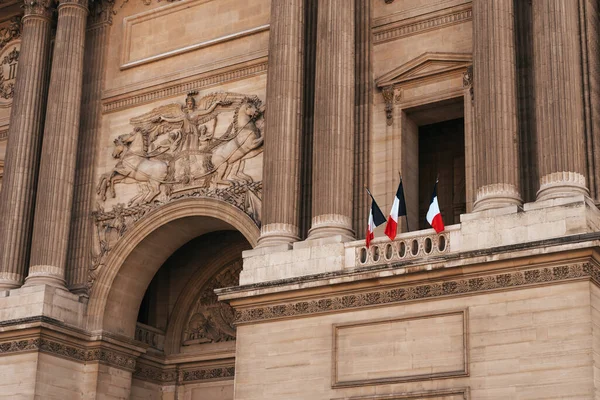 Detalle Edificio Parisino Con Banderas Francesas —  Fotos de Stock