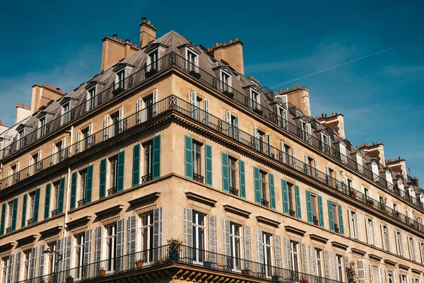 Τυπικό Κτίριο Κατοικιών Στο Κέντρο Του Παρισιού — Φωτογραφία Αρχείου