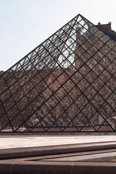 Pohled Vchod Muzea Louvre Barokní Budovou Pozadí — Stock fotografie