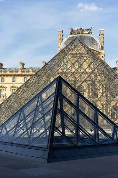 以巴洛克式建筑为背景的卢浮宫入口景观 — 图库照片
