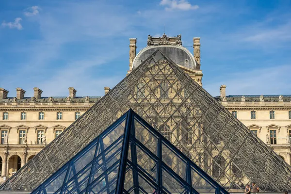 Uitzicht Ingang Van Het Louvre Met Het Barokke Gebouw Achtergrond — Stockfoto