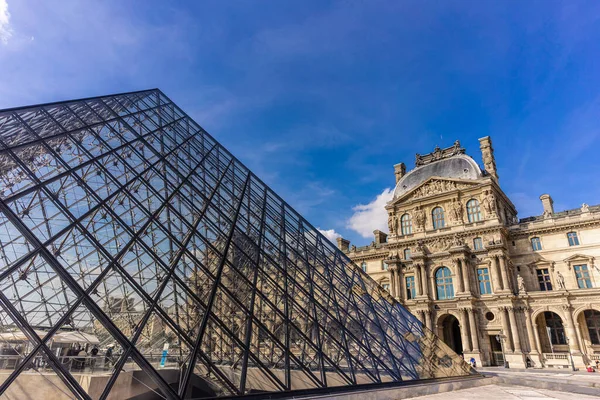Vista Entrada Museu Louvre Com Edifício Barroco Segundo Plano — Fotografia de Stock