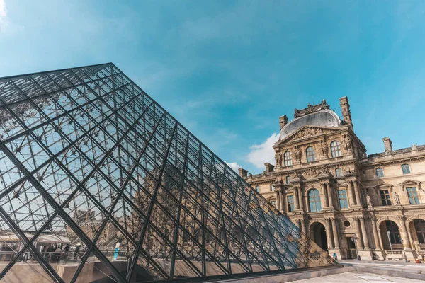 Uitzicht Ingang Van Het Louvre Met Het Barokke Gebouw Achtergrond — Stockfoto