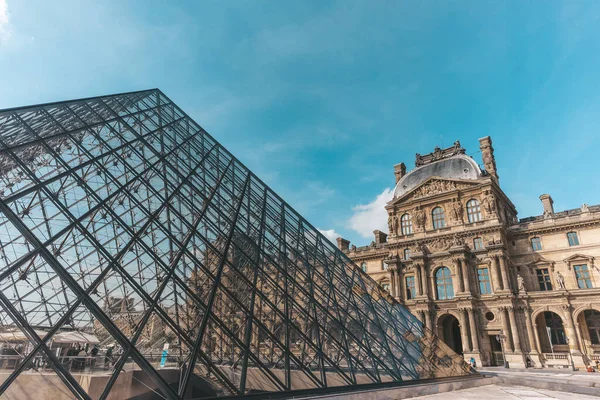 Blick Auf Den Eingang Des Louvre Museums Mit Dem Barockbau — Stockfoto