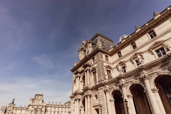 Paris Merkezinde Tipik Bir Barok Binası — Stok fotoğraf