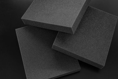 Koyu arkaplana karşı köpük parçalarının soyut bileşimi