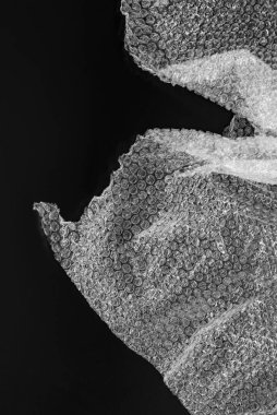 Siyah arkaplana karşı desenli kabarcık ambalajlı plastik