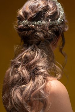 Düğündeki gelinin saç stilinin arka görüntüsü.