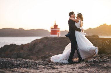 Evlilik kıyafetleri içinde dans eden evli bir çift.