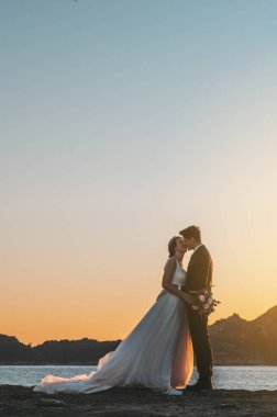 Gökyüzüne karşı fotokopi alanı olan evli bir çift.