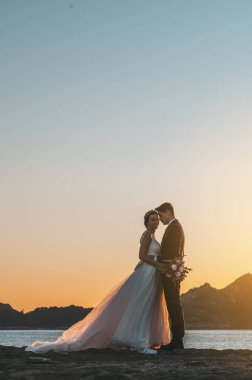 Gökyüzüne karşı fotokopi alanı olan evli bir çift.