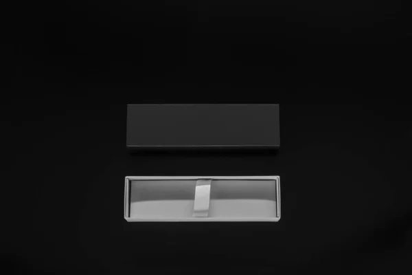 Mockup Ενός Πολυτελούς Μαύρο Κουτί Από Πάνω Άνοιξε Μαύρο Φόντο — Φωτογραφία Αρχείου