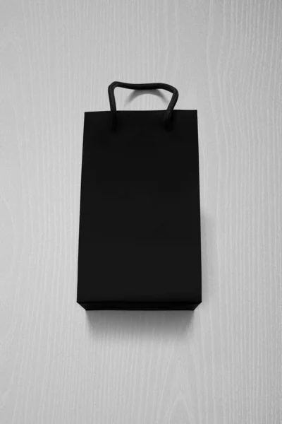 Πολυτελής Ματ Μαύρη Τσάντα Για Ψώνια Κατά Του Λευκού Ξύλου — Φωτογραφία Αρχείου
