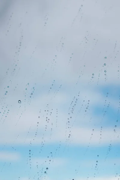 Esőcseppek Ablakon Kék Felé Felhőkkel — Stock Fotó