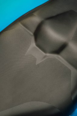 Bükülmüş sentetik deri ve delinme dokusu ayrıntıları.