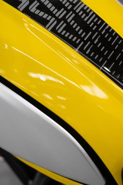 Beyaz, siyah ve sarı üzerine metalik doku yansımalı, özel motorsiklet yakıt deposu.